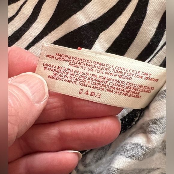 Ladies Zebra Fashion Set (4) Piece: Top, Skirt, Pocketbook & Lanyard 🦓 - Picture 10 of 16